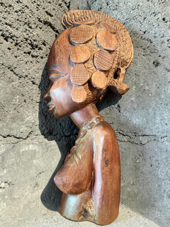 Image 1 of Wunderschöne, handgeschnitzte Holzstatue einer weiblichen Figur im afrikanischen Stil, aus der Zeit um 1960.
