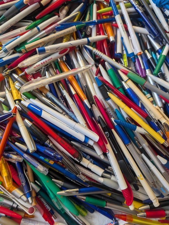 Image 1 of 2 684 stylos à bille / objets publicitaires de collection