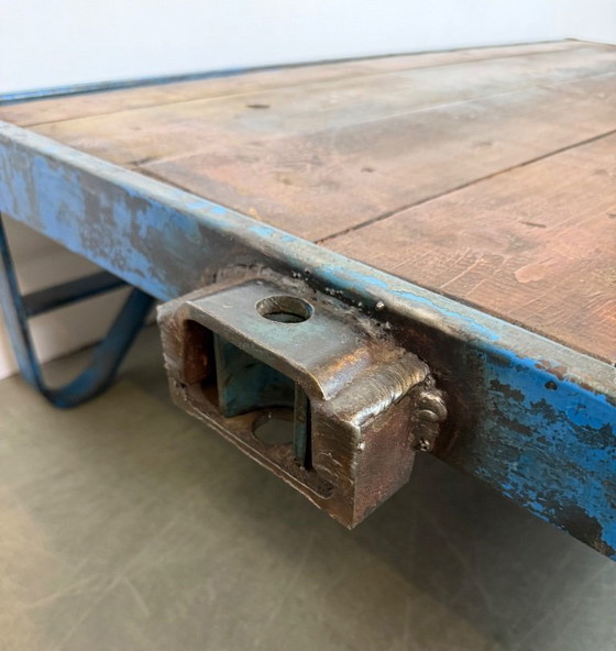 Image 1 of Carrito de mesa de centro industrial azul grande, década de 1960.