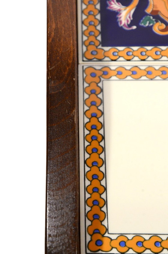 Holztablett mit Gien-Steingutfliesen, Renaissance-Stil, hergestellt in Frankreich, 49 cm – Tischdekoration (photo 3 of 7)