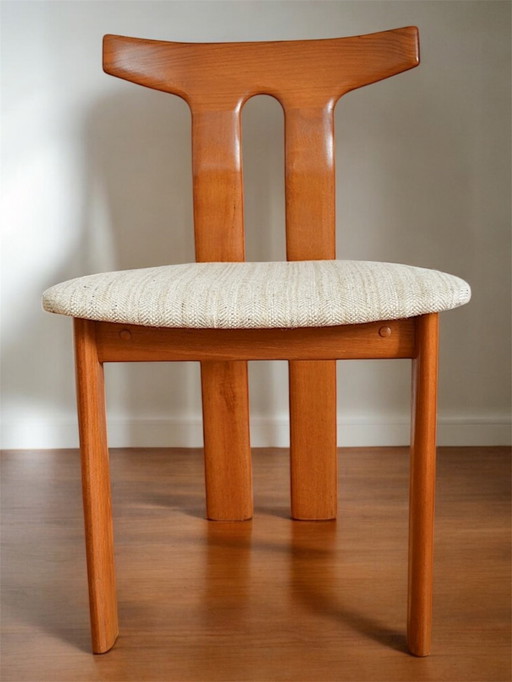 Cinque sedie in teak di metà secolo