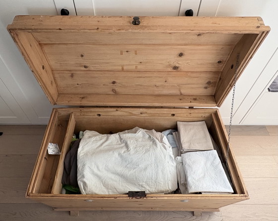 Image 1 of Antieken Houten grenen dekenkist met gebogen deksel. 