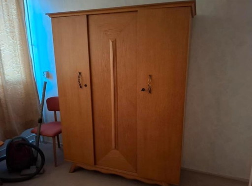 Mobile vintage a tre ante in stile metà secolo, risalente agli anni '50/'60.