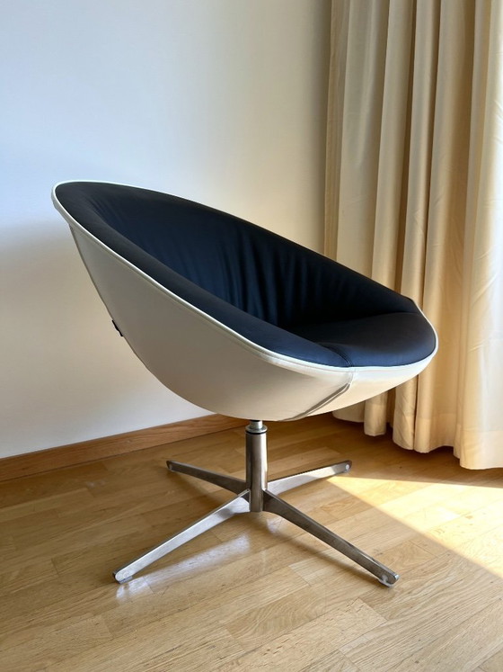 Image 1 of Fauteuil lounge Kastel Krokus, cuir noir et crème, piètement pivotant chromé