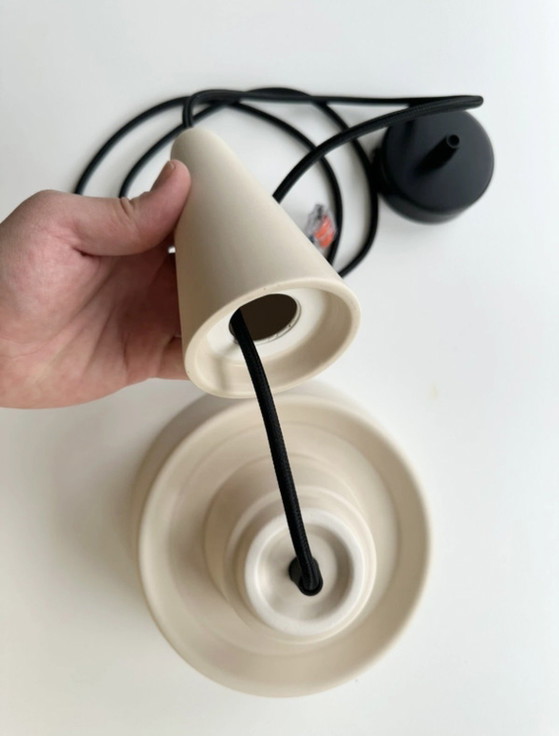 Image 1 of Neo, Rodrigo Vairinhos – Handgefertigte Keramik-Pendelleuchte / Hängeleuchte (Beige)
