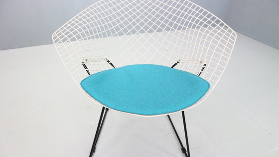 Image 1 of Silla Diamond de Harry Bertoia en metal blanco y negro y nuevo asiento azul años 60