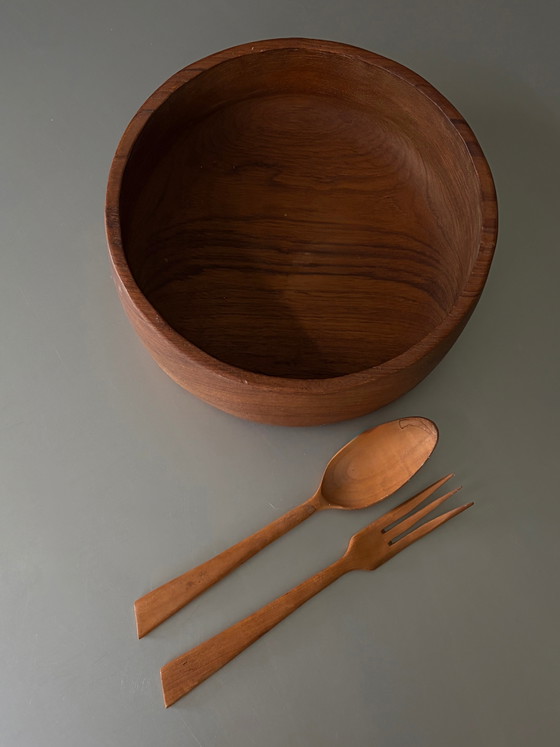 Large vintage teak salad bowl with servers – Mid Century Modern (photo 3 of 4)