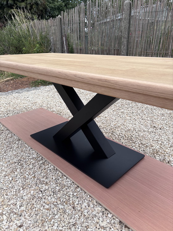 Image 1 of Tavolo in rovere riciclato con gamba centrale in metallo