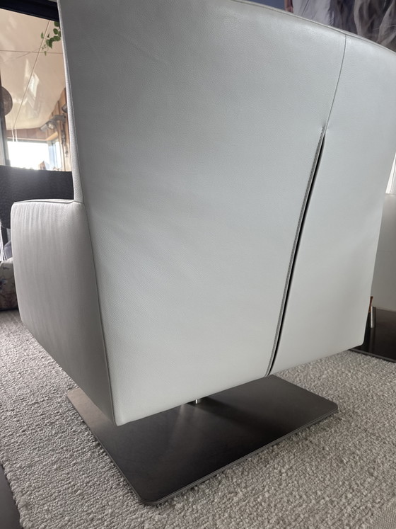 Image 1 of Montis Impala white leather swivel armchair