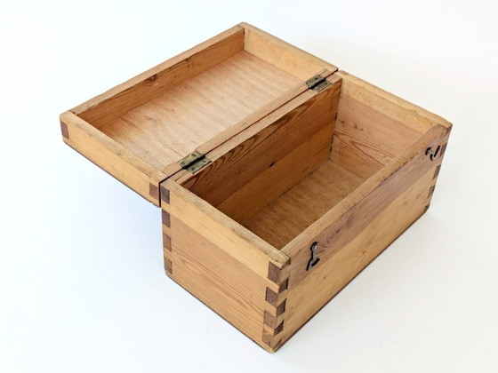 Image 1 of Scatola di stoccaggio antica in legno di pino con cerniere in ottone | Stoccaggio decorativo d'epoca