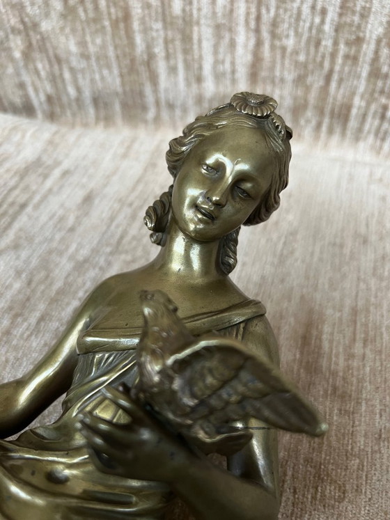Bronzebildhauerei einer Frau mit einem Vogel, Marmor, Weiß (Foto 5 von 9)