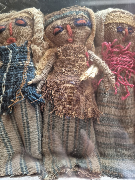 Image 1 of Gran cuadro de 8 muñecas antiguas de Chancay (15 cm) - Perú - En vitrina