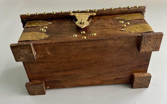 Image 1 of Handgemaakte houten doos met messing beslag – decoratief vintage stuk