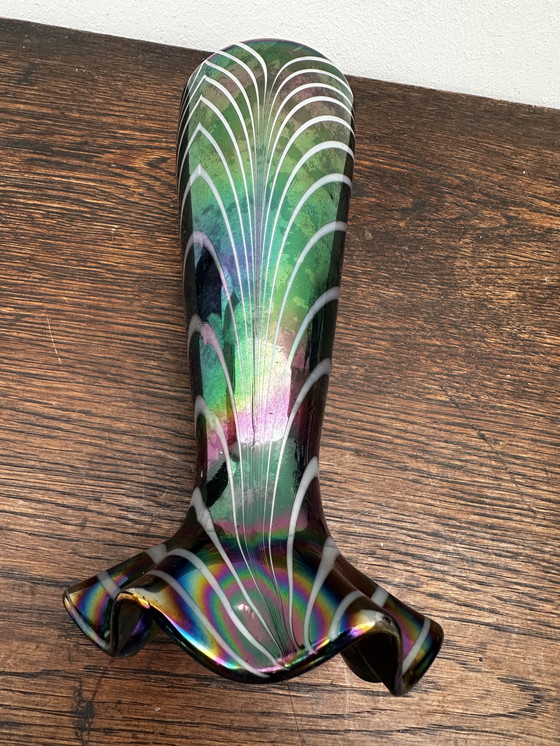 Image 1 of vaas rétro en Verre Irisé à striés et col en volant H P21 cm