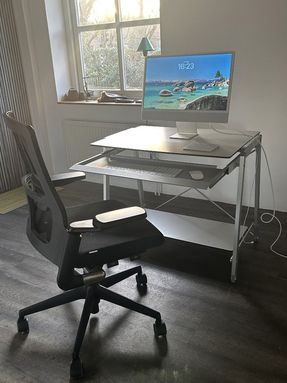 Image 1 of Table design pratique pour espace de travail