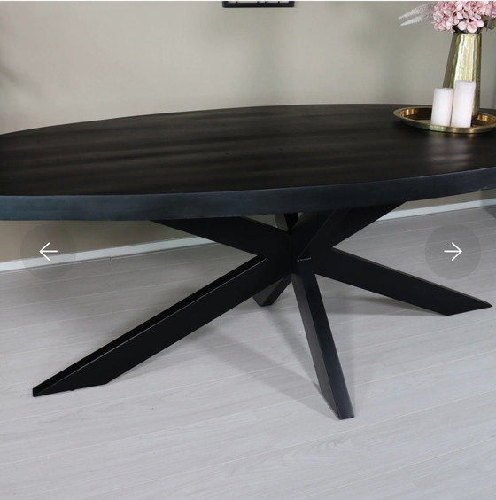 Image 1 of ovaler Esstisch aus schwarzem Mangoholz für 6/8 Personen