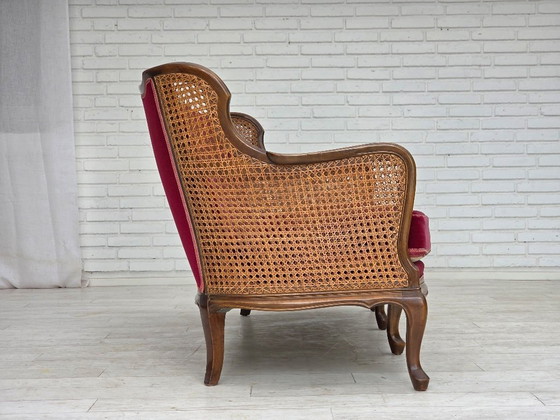 Image 1 of Canapé 3 places danois des années 1950, velours d'ameublement, bois de frêne, maille d'ameublement.