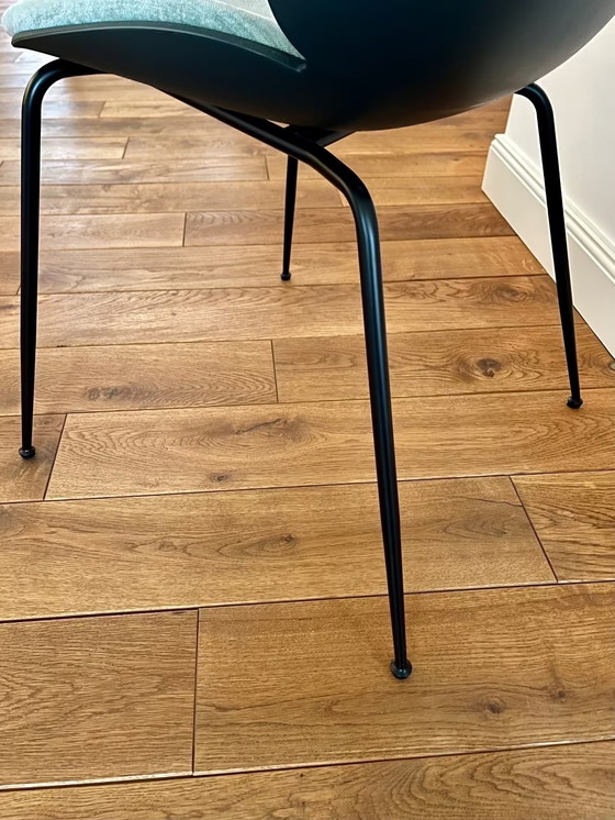 Image 1 of GUBI - "Sedia da pranzo Beetle", in plastica con rivestimento anteriore