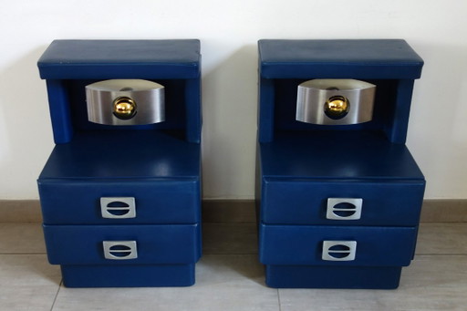 Exclusivo par de mesitas de noche de estilo futurista, fabricadas en piel sintética y aluminio cepillado, de (photo 2 of 17)
