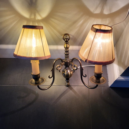 Lámpara de pared vintage de latón de dos brazos, 34 cm de ancho y 30 cm de alto.