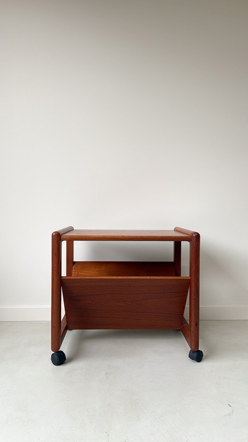 Mesa auxiliar/revistero de teca de muebles daneses vintage