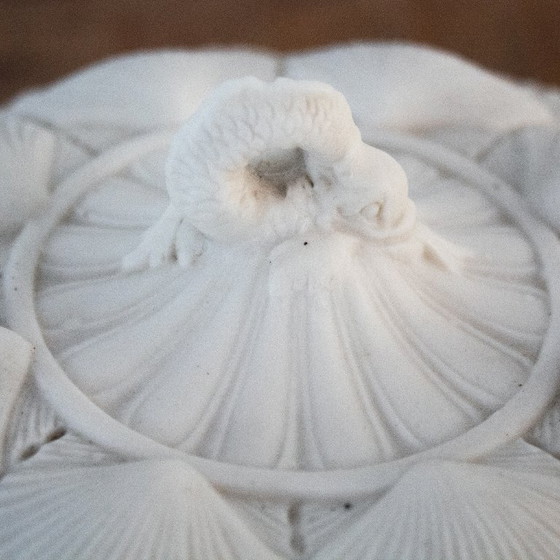 Image 1 of Antike Butterdose aus den 1860er Jahren, Muschelmotiv, Bonbonniere aus Steingut