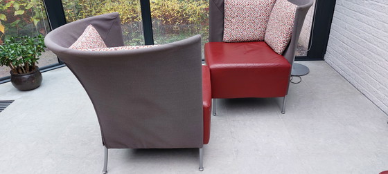 Image 1 of Zwei Montis Scene Sessel mit Ottomanen. Rot mit Anthrazit und attraktiven Kissen.