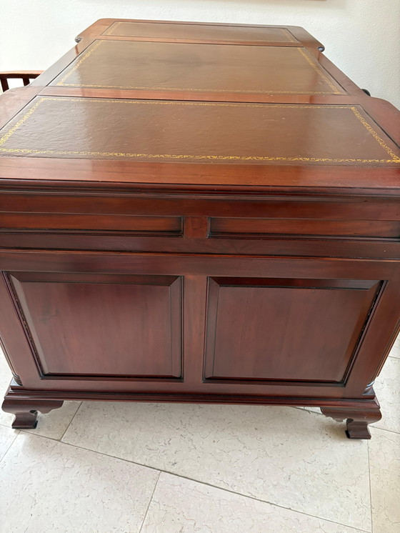 Image 1 of Magnifique bureau double en acajou de style ancien avec revêtement en cuir