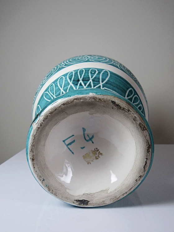 Image 1 of Grote vintage balustervaas van turkooizen keramiek met ingesneden decoratie.