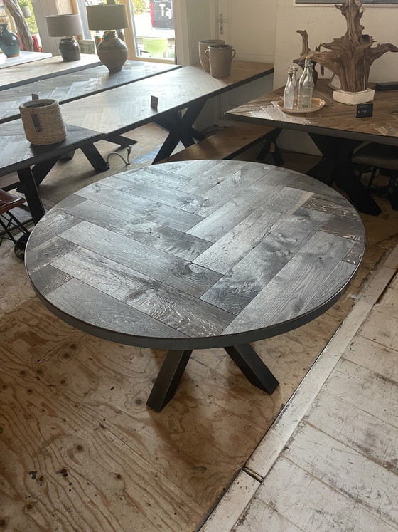 Tavolo da pranzo rotondo in rovere rustico. – Tavoli da pranzo, Metal, Wood (photo 3 of 7)