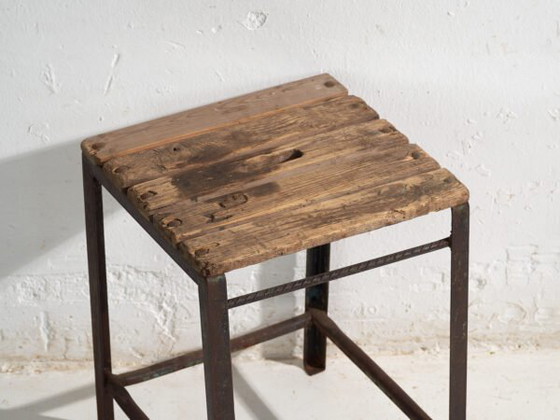 Tabouret industriel ancien en bois de pin et fer – Europe Centrale, circa 1950 – Iron, Industrieel (photo 12 of 40)
