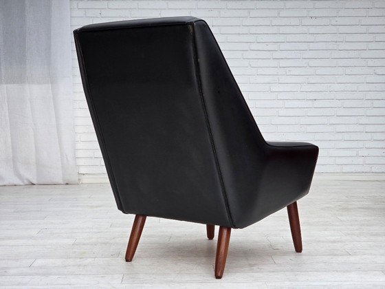 Image 1 of Deense fauteuil met hoge rugleuning uit de jaren 70, zwart kunstleer, poten van teakhout.