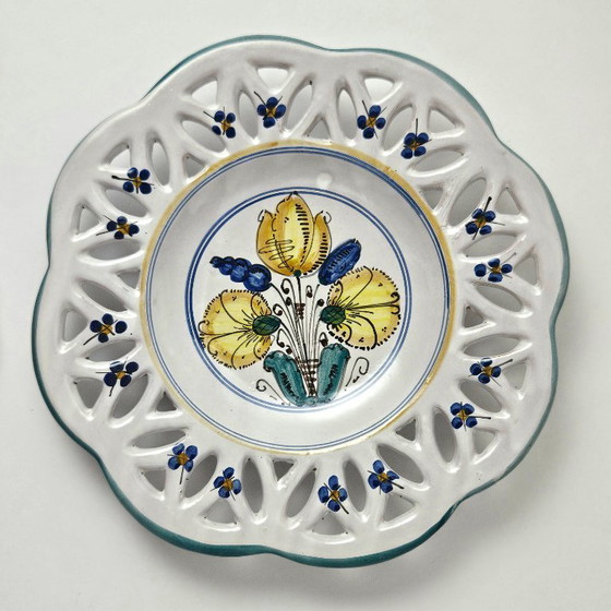 Image 1 of Ensemble unique de 2 assiettes murales suspendues vintage peintes à la main de style habanero avec des motifs floraux de Hongrie