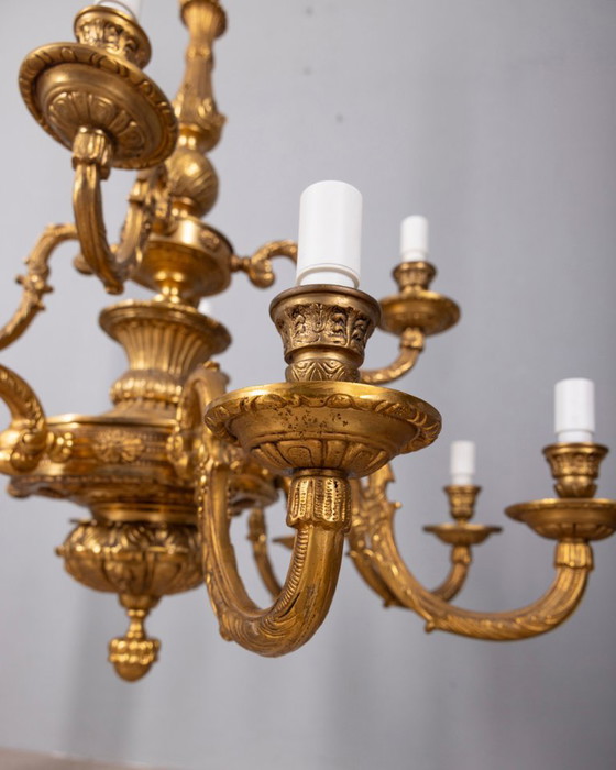 Lampadario classico a 12 luci in bronzo dorato della metà del XX secolo (photo 11 of 15)