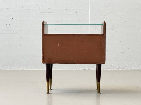 Image 1 of Ensemble de 2 tables de chevet en acajou de style milieu du siècle avec plateaux en verre, années 1960