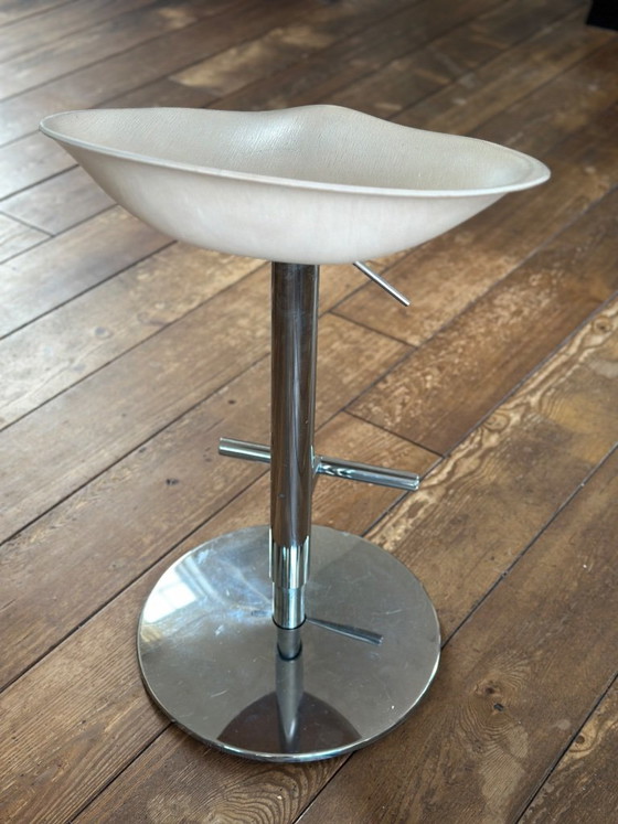 Allermuir design 4 Tabourets de bar réglables en hauteur, coque bois – Chrome (photo 3 of 5)