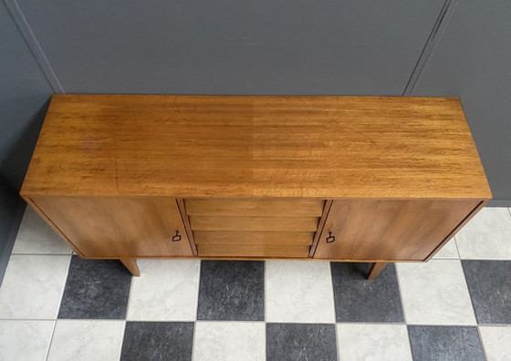 Image 1 of Buffet en bois des années 1960, signé Dehmer, avec 2 portes et 4 tiroirs au centre.