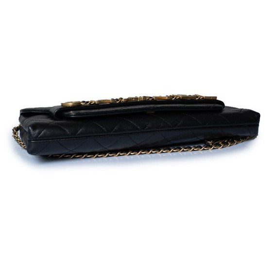 Chanel, Bolso de mano con solapa y logo encadenado – Clutches, Lambskin (photo 9 of 18)