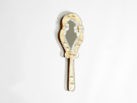 Image 1 of Magnifique miroir à main ou mural vénitien Mid Century Modern avec rosaces en verre de Murano. Fabriqué en Italie