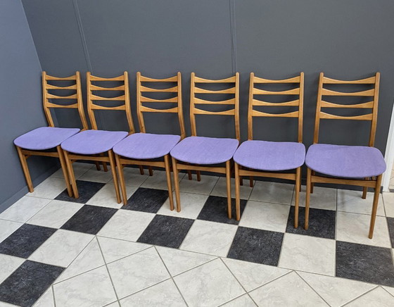 Image 1 of Juego de 6 sillas de cocina, de madera y tapicería morada, de la década de 1960.