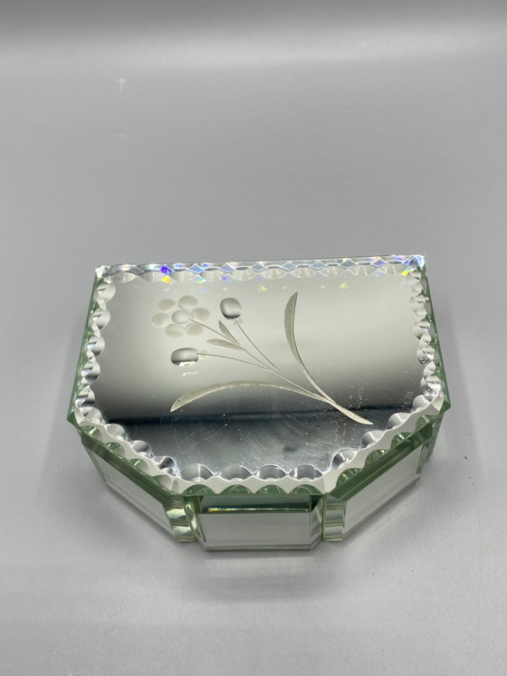 Vintage sieradendoos met afgeschuinde randen en gravures en spiegelend oppervlak. – Glazen & Karaffen, Glass (photo 4 of 8)