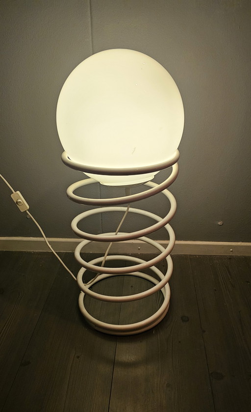 Lampada da terra vintage a spirale WOJA bianca.