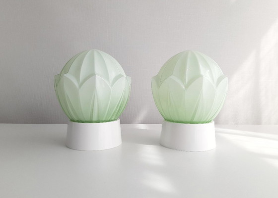 Image 1 of 1 van 2 mintgroene glazen plafondlampen van Thabur in Den Haag, medium variant, art deco lamp glazen bol; NOG 2 BESCHIKBAAR