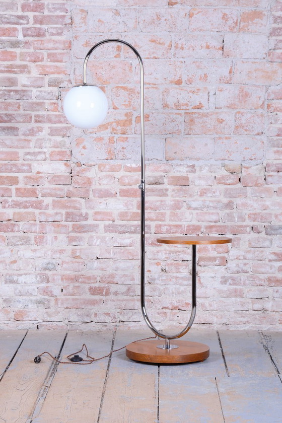 Gerestaureerde Bauhaus-staande lamp van Robert Slezak, eikenhout, chroom, glas, Tsjechisch, jaren 1930. (photo 4 of 9)