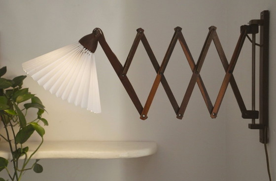 Image 1 of Wandlamp in schaarvorm uit het midden van de 20e eeuw, Scandinavische accordeonlamp, verstelbare houten wandlamp met stekker.