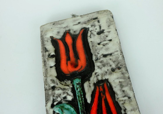 Image 1 of Keramische wandtegel uit de jaren 70 met tulpmotief en een ruwe glazuurlaag.