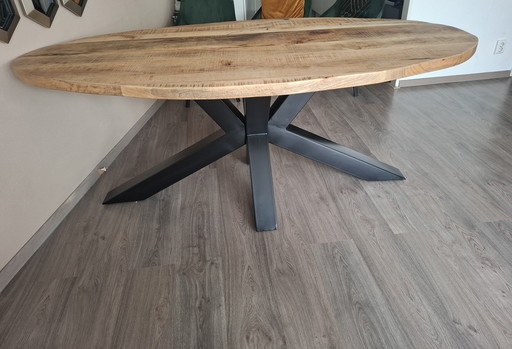 Table basse ovale en bois brut, pieds en métal noir, 190 cm / Hacco