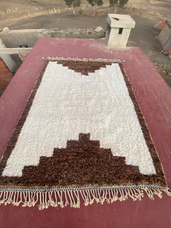 Image 1 of Groot handgemaakt Beni Ouarain tapijt 300×200 cm – Marokkaans Berber wollen tapijt – Minimalistisch ivoor & bruin patroon