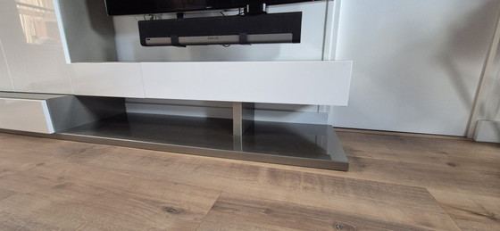 Image 1 of Roche Bobois TV-Möbel, weiß und champagnerfarben lackiert