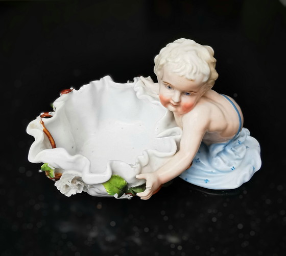 Image 1 of Plaue Thüringen Von Schierholz, superbe hand modeled porcelain Round bowl